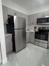 1042 W 66th St, Unit B1 in Hialeah, FL - Building Photo - Building Photo