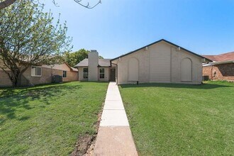 1656 Glenhill Ln in Lewisville, TX - Foto de edificio - Building Photo