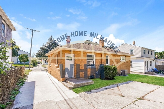 property at 4902 W Lynndale Ave