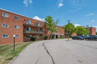 Pleasant Valley Apartments in Parma, OH - Building Photo - Building Photo