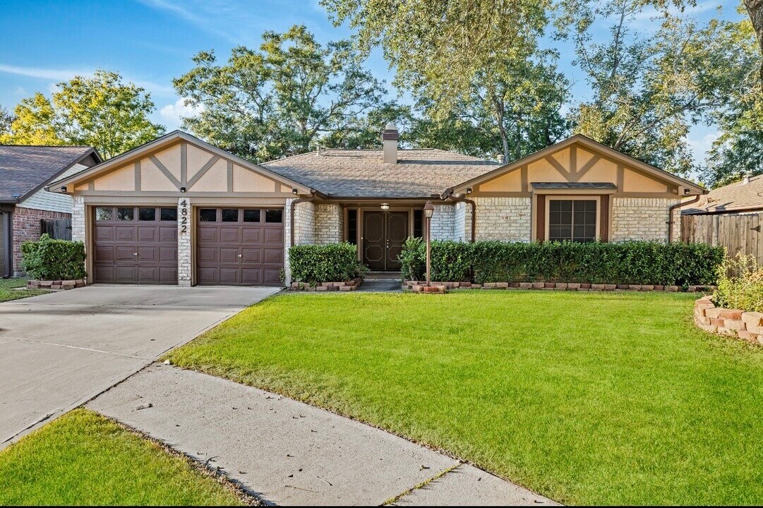 4822 Lost Oak Dr in Spring, TX - Building Photo
