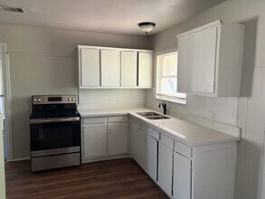 5782 Belcrest St in Houston, TX - Foto de edificio - Building Photo