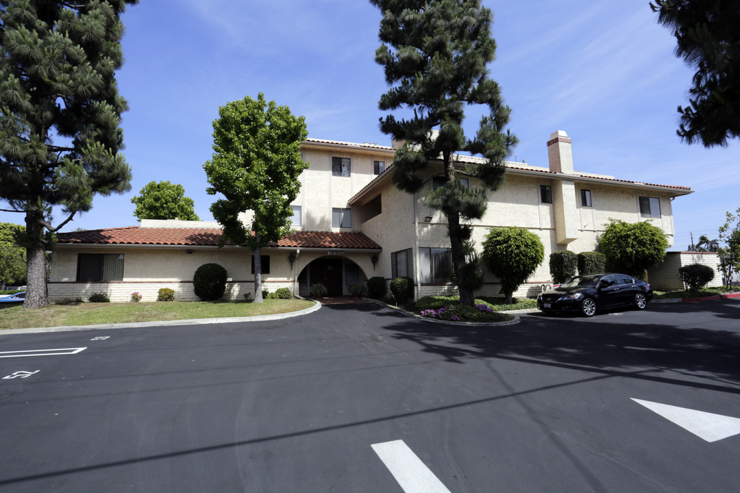 18900 Delaware St in Huntington Beach, CA - Building Photo