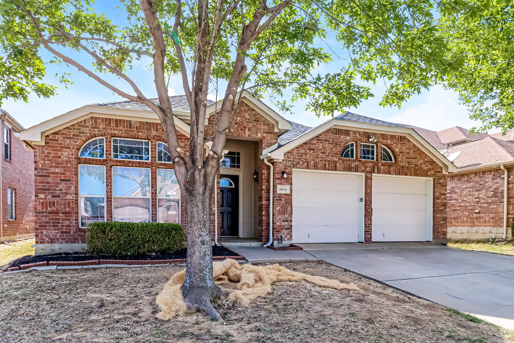 8416 Yellow Buckeye Dr in Fort Worth, TX - Building Photo