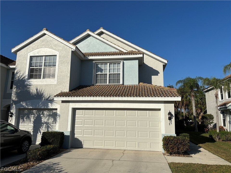 8290 Village Edge Cir in Ft. Myers, FL - Building Photo
