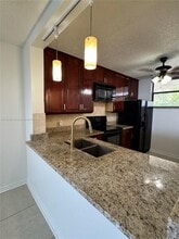 110 Lake Emerald Dr in Oakland Park, FL - Foto de edificio - Building Photo