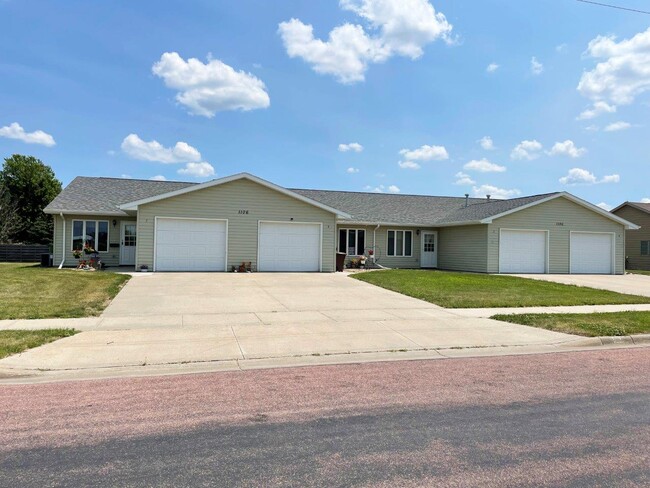 Elm Edge Townhomes II in Mitchell, SD - Building Photo - Building Photo