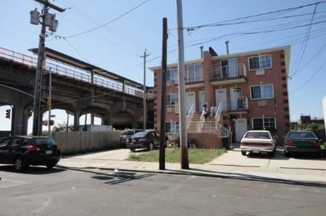 211-215 Beach 44th St in Far Rockaway, NY - Foto de edificio