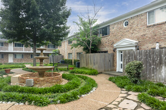 River Oaks Townhomes in Houston, TX - Building Photo - Building Photo