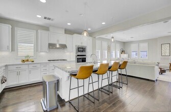 244 Selby Lane in Livermore, CA - Foto de edificio - Building Photo