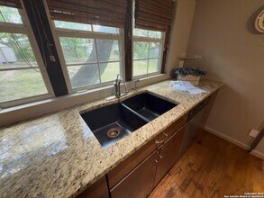 11022 Dreamland Dr in San Antonio, TX - Building Photo - Building Photo