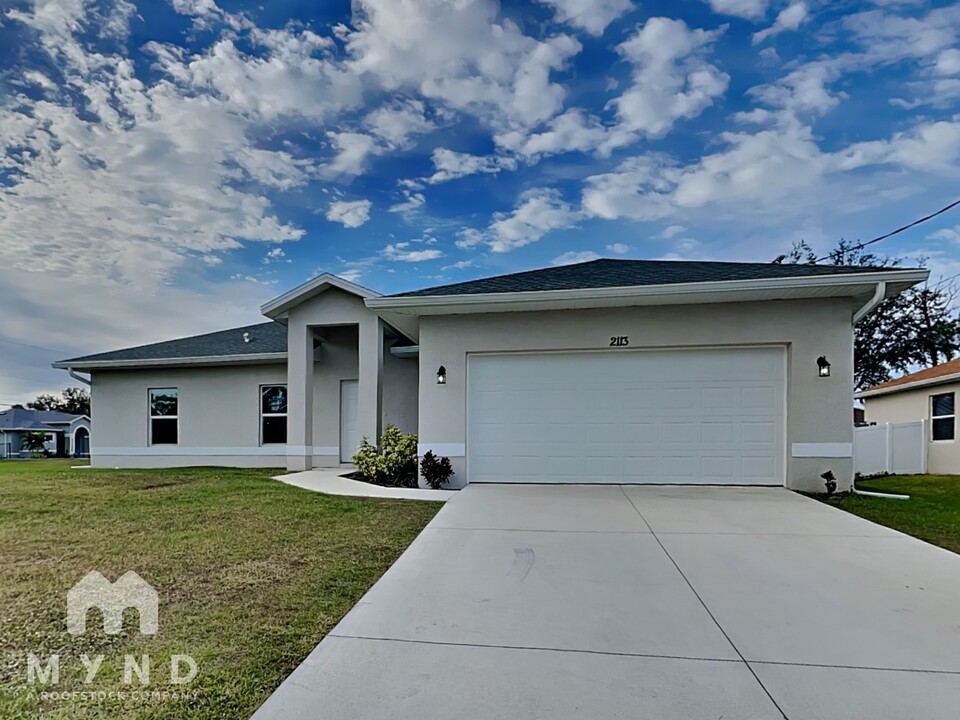 2113 Carpenter Ln in North Port, FL - Building Photo