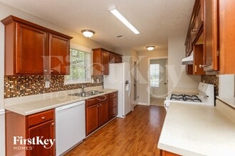 136 Four Oaks Dr in Powder Springs, GA - Foto de edificio - Building Photo