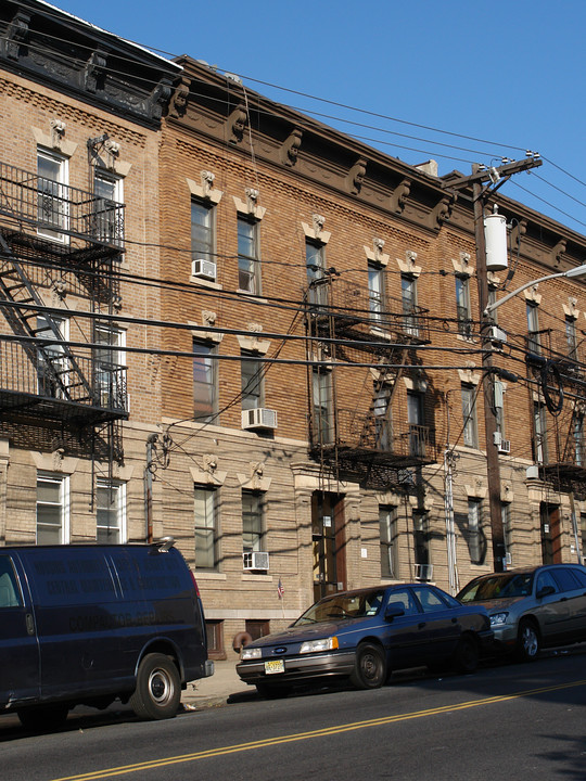 42 Broadway in Jersey City, NJ - Building Photo