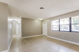 141 NW 76th Terrace in Pembroke Pines, FL - Foto de edificio - Building Photo