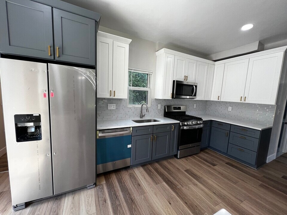 56 Pelham St in Methuen, MA - Building Photo