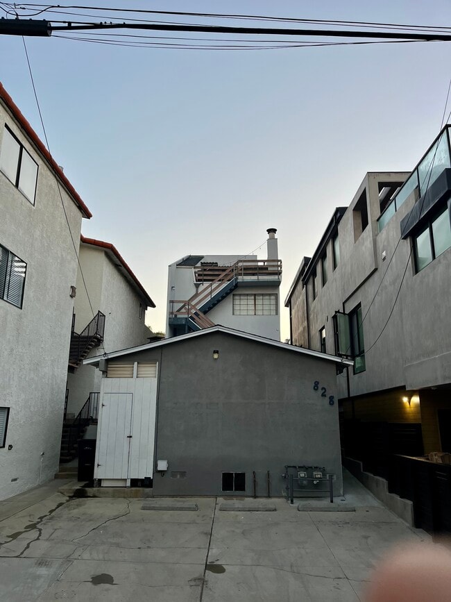 828 Bayview Dr, Unit 828 Bayview in Hermosa Beach, CA - Building Photo - Building Photo