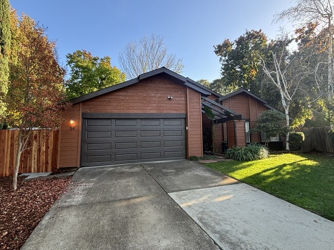 34 Alvares Ct in Sacramento, CA - Building Photo - Building Photo