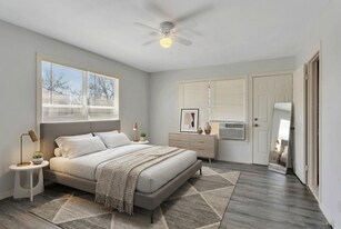 305 N Robinson St, Unit D in Cleburne, TX - Building Photo