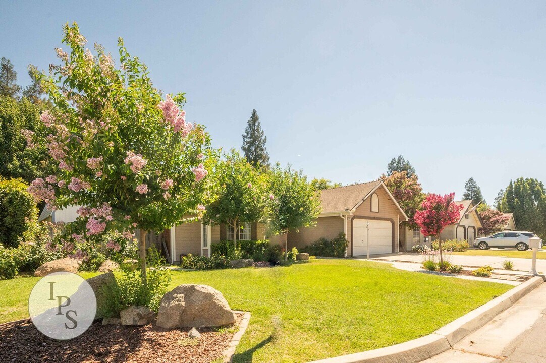 1891 E El Paso Ave in Fresno, CA - Building Photo