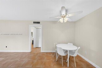 6815 Edgewater Dr in Coral Gables, FL - Foto de edificio - Building Photo