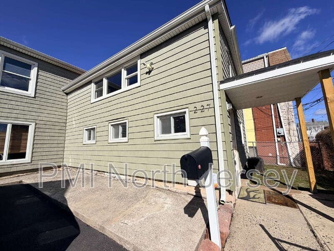 227 Washington Ave in Hackensack, NJ - Building Photo - Building Photo