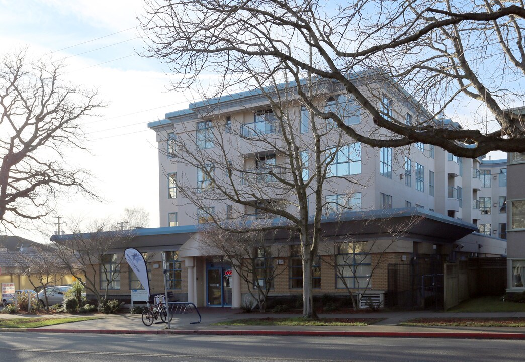 380 Cook St in Victoria, BC - Building Photo