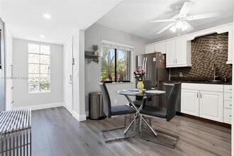 405 Lakeview Dr in Weston, FL - Building Photo - Building Photo