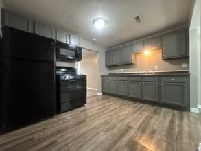2250 N Travis Ave in Springfield, MO - Building Photo - Building Photo