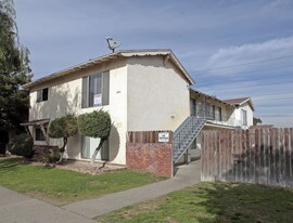 1825 W Crestwood Ln in Anaheim, CA - Building Photo