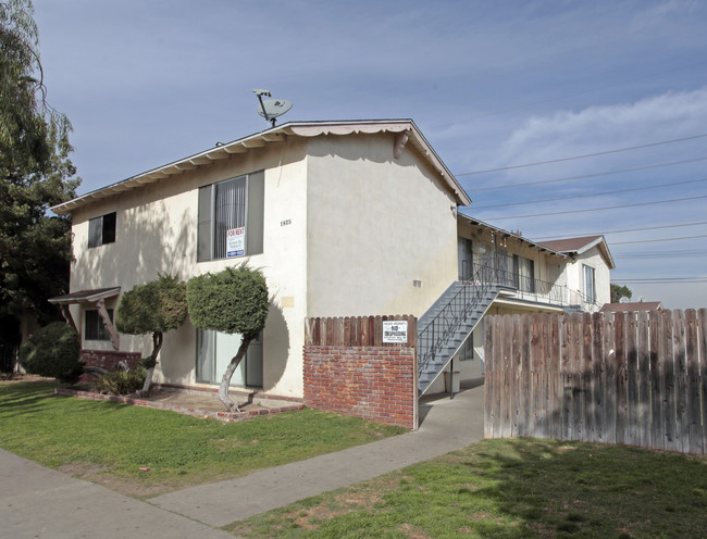 1825 W Crestwood Ln in Anaheim, CA - Building Photo - Building Photo