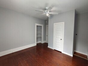 826 W Russell Pl in San Antonio, TX - Building Photo - Building Photo