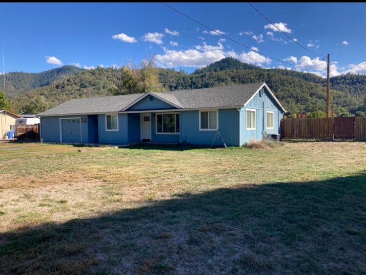 2895 Rogue River Hwy in Gold Hill, OR - Building Photo