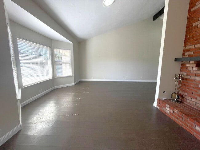 3010 Oak Pointe Dr in Lompoc, CA - Building Photo - Building Photo