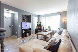 13700 Richmond Park Dr N in Jacksonville, FL - Foto de edificio - Building Photo