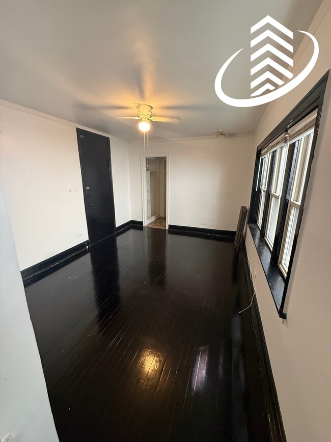 property at 834 W Fullerton Ave