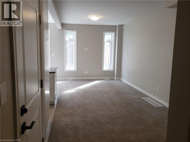 6 Lindsay Wy in Grimsby, ON - Building Photo - Building Photo