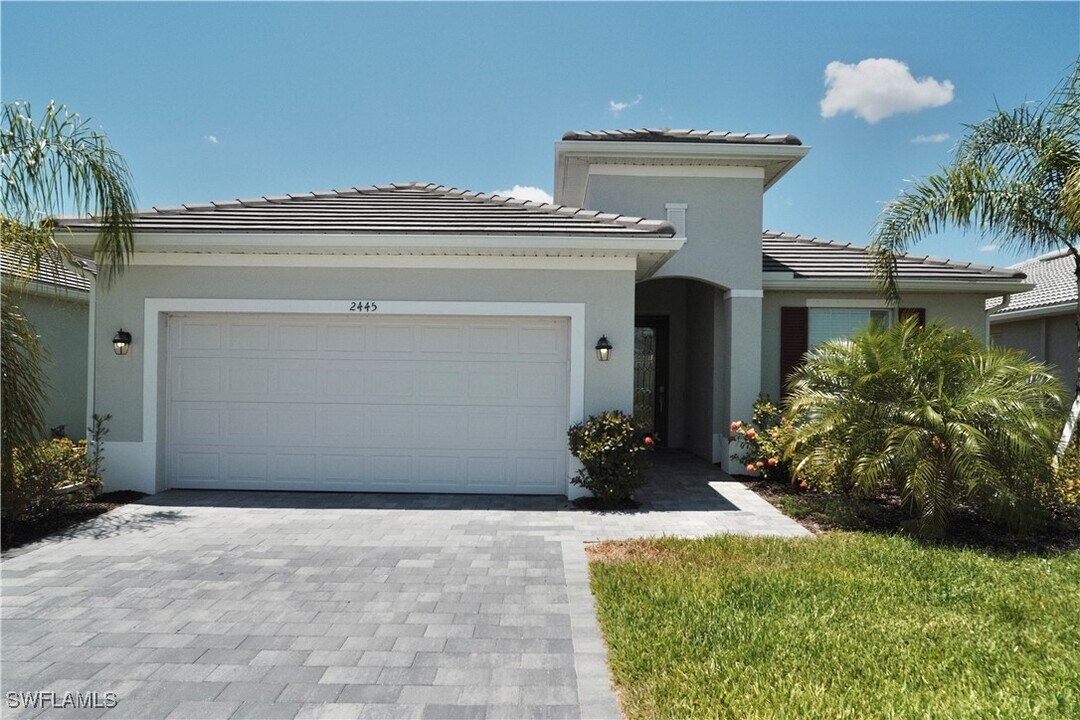 2445 Orchard St in Naples, FL - Foto de edificio