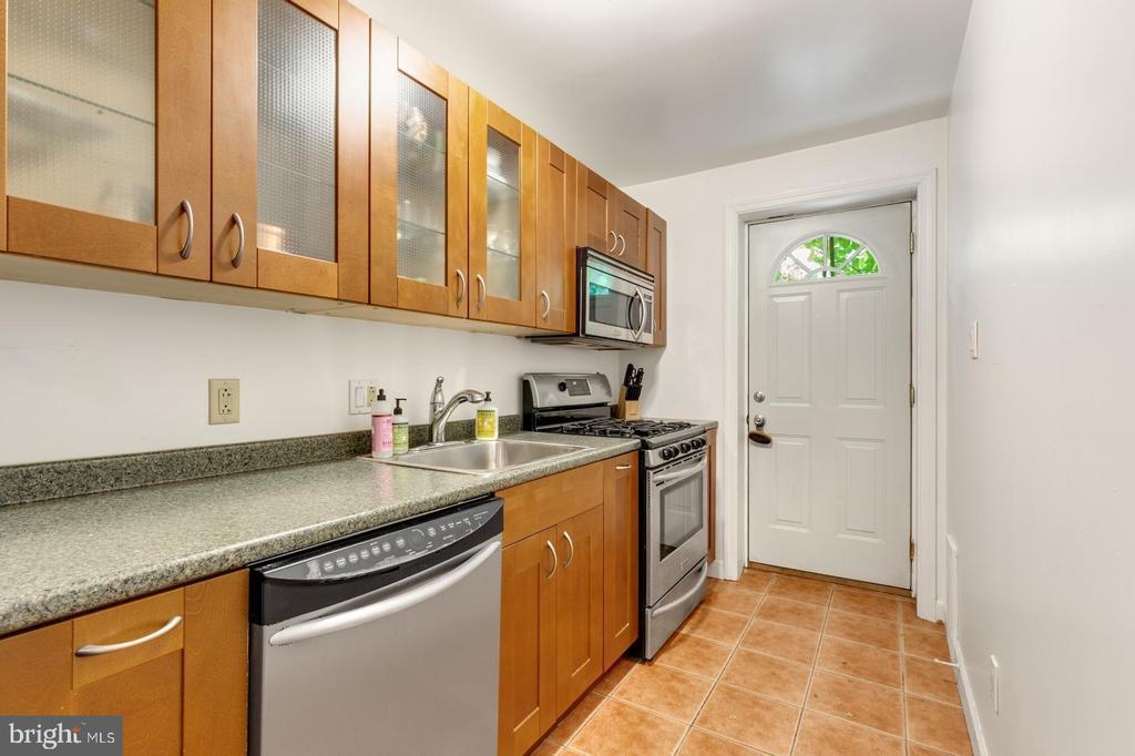 2208 Christian St in Philadelphia, PA - Building Photo