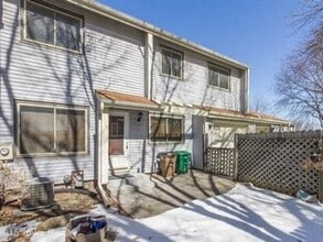 933 Breezewood Cir in Altoona, IA - Building Photo - Building Photo