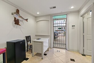 7302 Domino Ln in Houston, TX - Foto de edificio - Building Photo