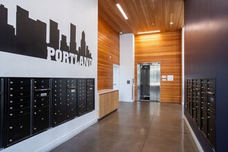 Oliver Station Apartments in Portland, OR - Foto de edificio - Building Photo