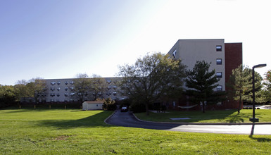 St. James Village in East Windsor, NJ - Foto de edificio - Building Photo