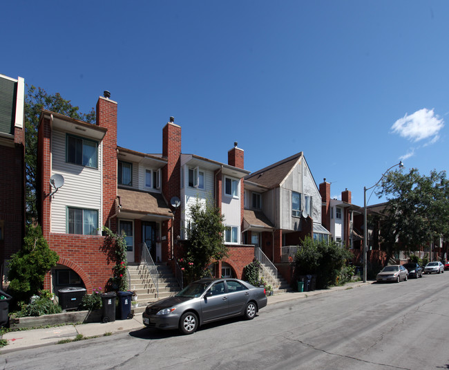 573-729 Melita Cres in Toronto, ON - Building Photo - Primary Photo