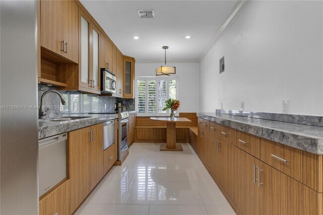 549 NE 12th Ave in Fort Lauderdale, FL - Building Photo - Building Photo