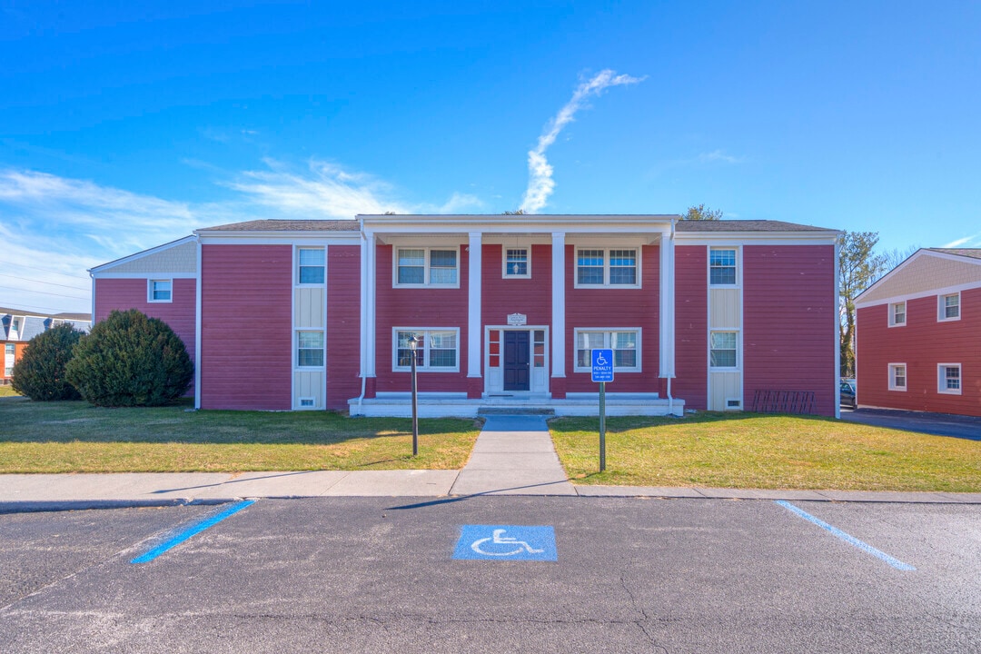 Stonegate and Carlton Scott Apartments in Blacksburg, VA - Building Photo