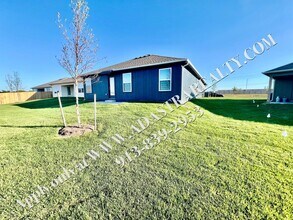 648 W Lanesfield St in Gardner, KS - Building Photo - Building Photo