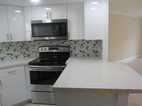 8343 Lake Dr in Doral, FL - Building Photo - Building Photo