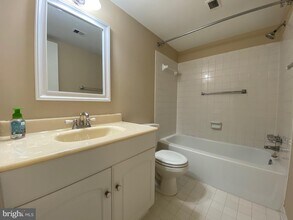 2817 Jermantown Rd-Unit -102 in Oakton, VA - Building Photo - Building Photo