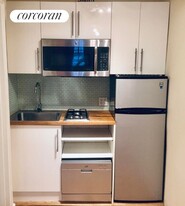 421 E 50th St in New York, NY - Building Photo